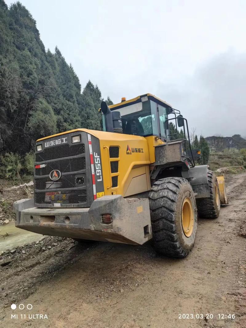 物流貨運(yùn)鏟車(chē)物流貨運(yùn)鏟車(chē)圖片